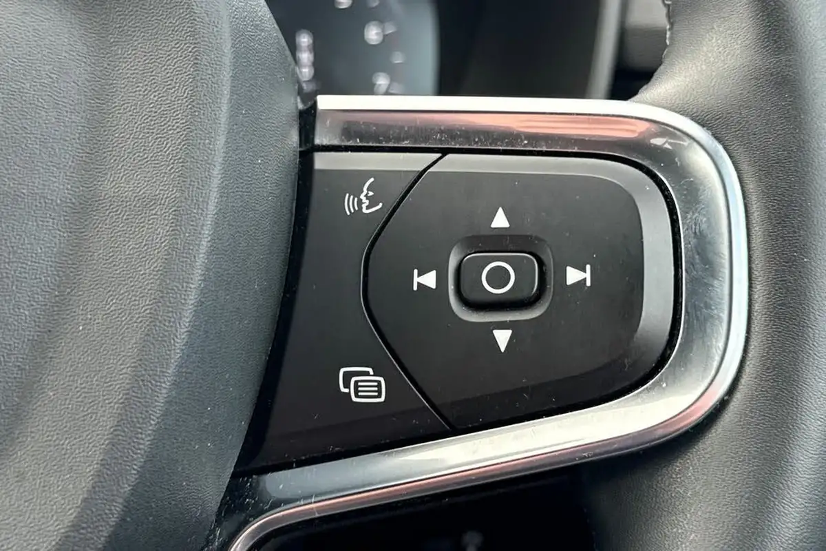 2022-volvo-xc40-15-t3-r-design-auto-big-11