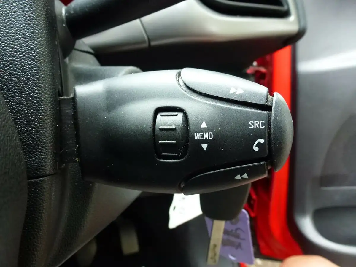 2016-citroen-c3-10-edition-big-19