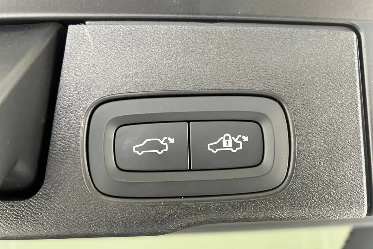 2024-volvo-xc60-20-b5-plus-big-21