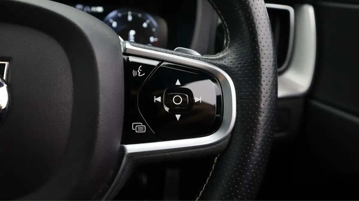 2018-volvo-xc60-20td-d4-r-design-4x4-geartronic-big-23