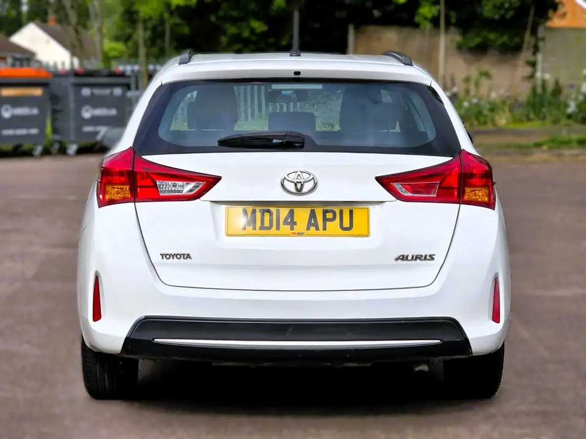 2014-toyota-auris-14td-active-touring-sports-big-10