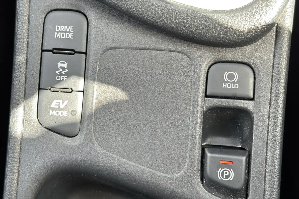 2024-mazda-mazda2-15-centre-line-big-22