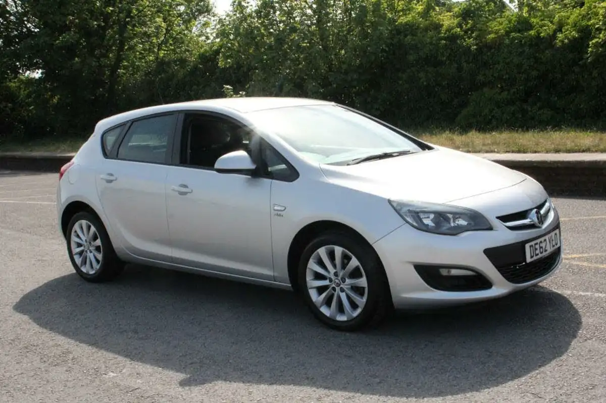 2012-vauxhall-astra-16-active-16v-vvt-big-3