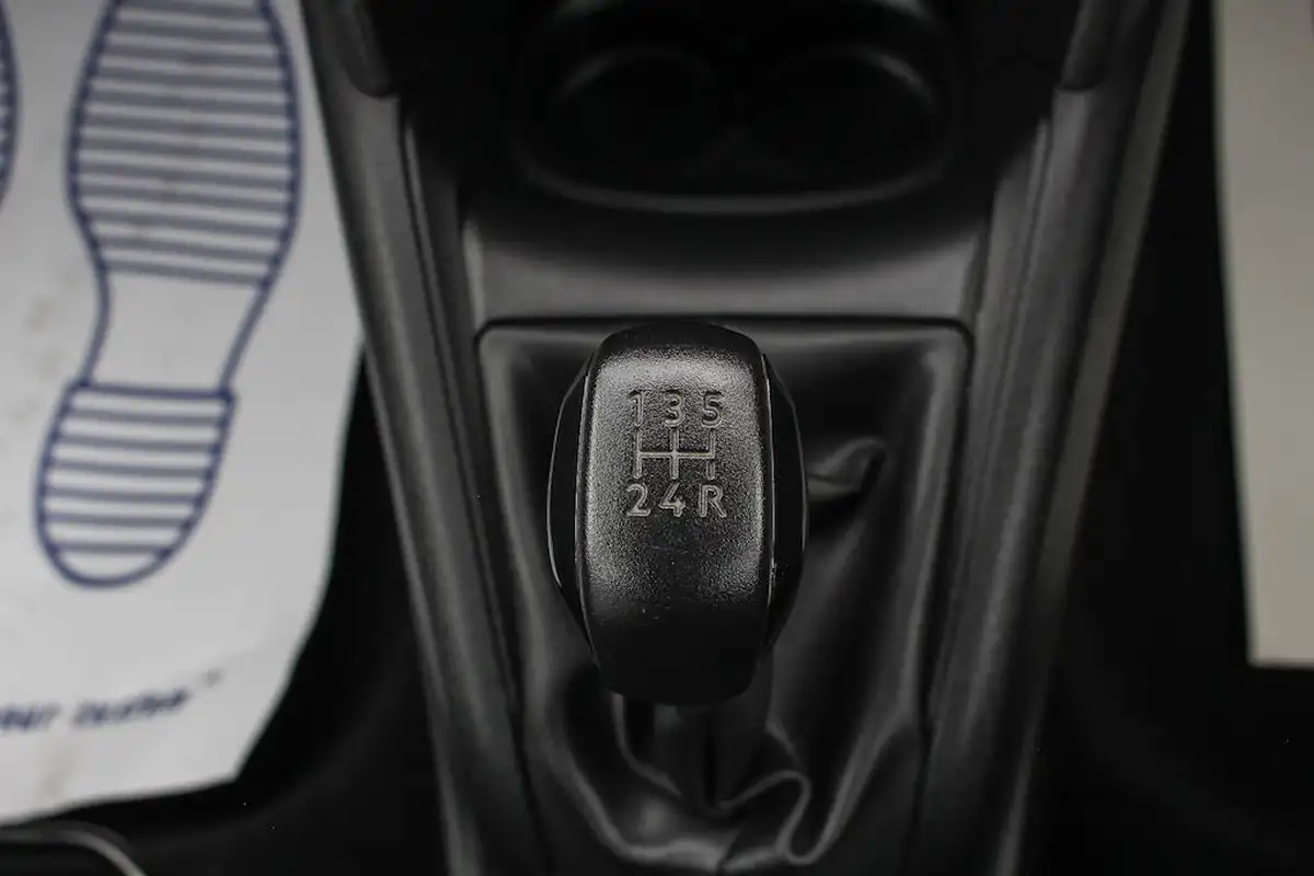 2016-peugeot-208-12-puretech-active-82bhp-5d-big-25
