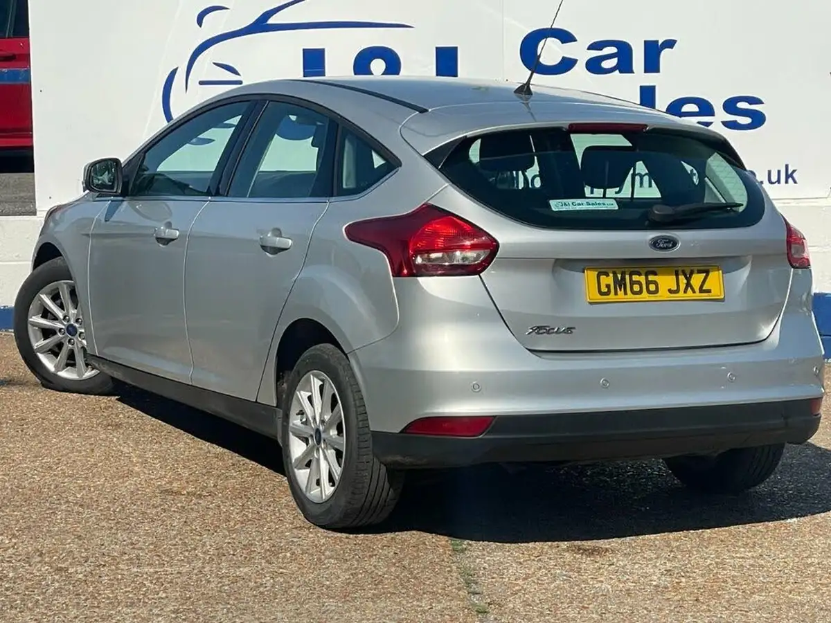 2017-ford-focus-15tdci-titanium-hatchback-big-6