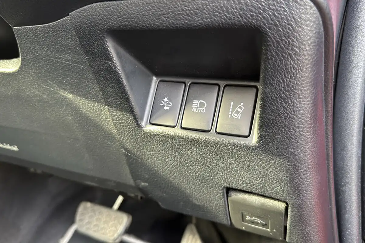2018-toyota-yaris-15-vvt-i-icon-navi-hybrid-big-25