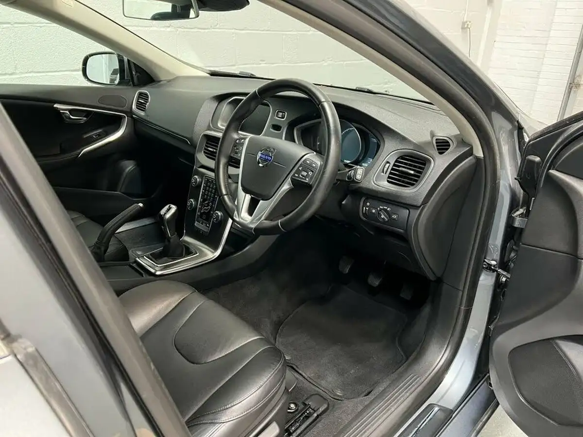 2014-volvo-v40-20td-d3-se-lux-big-5
