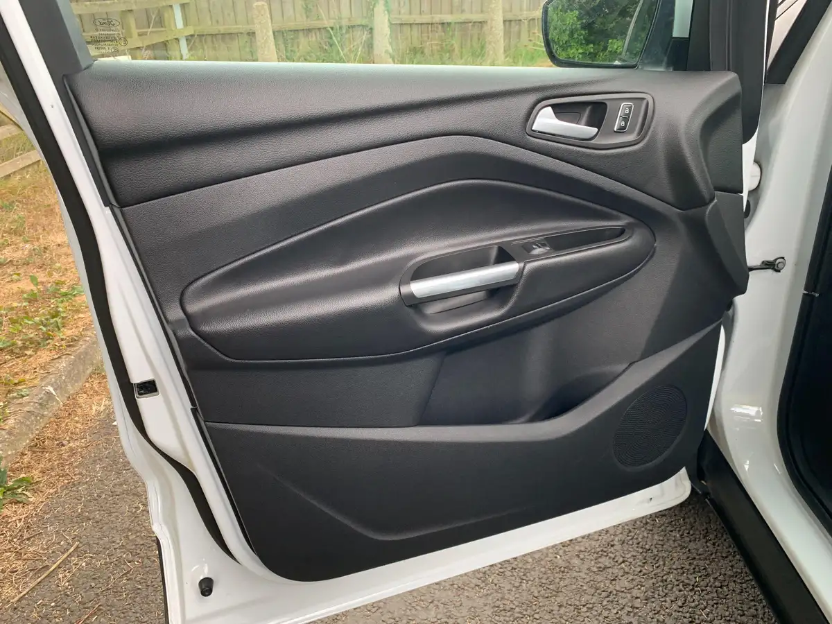 2013-ford-kuga-20tdci-zetec-big-25