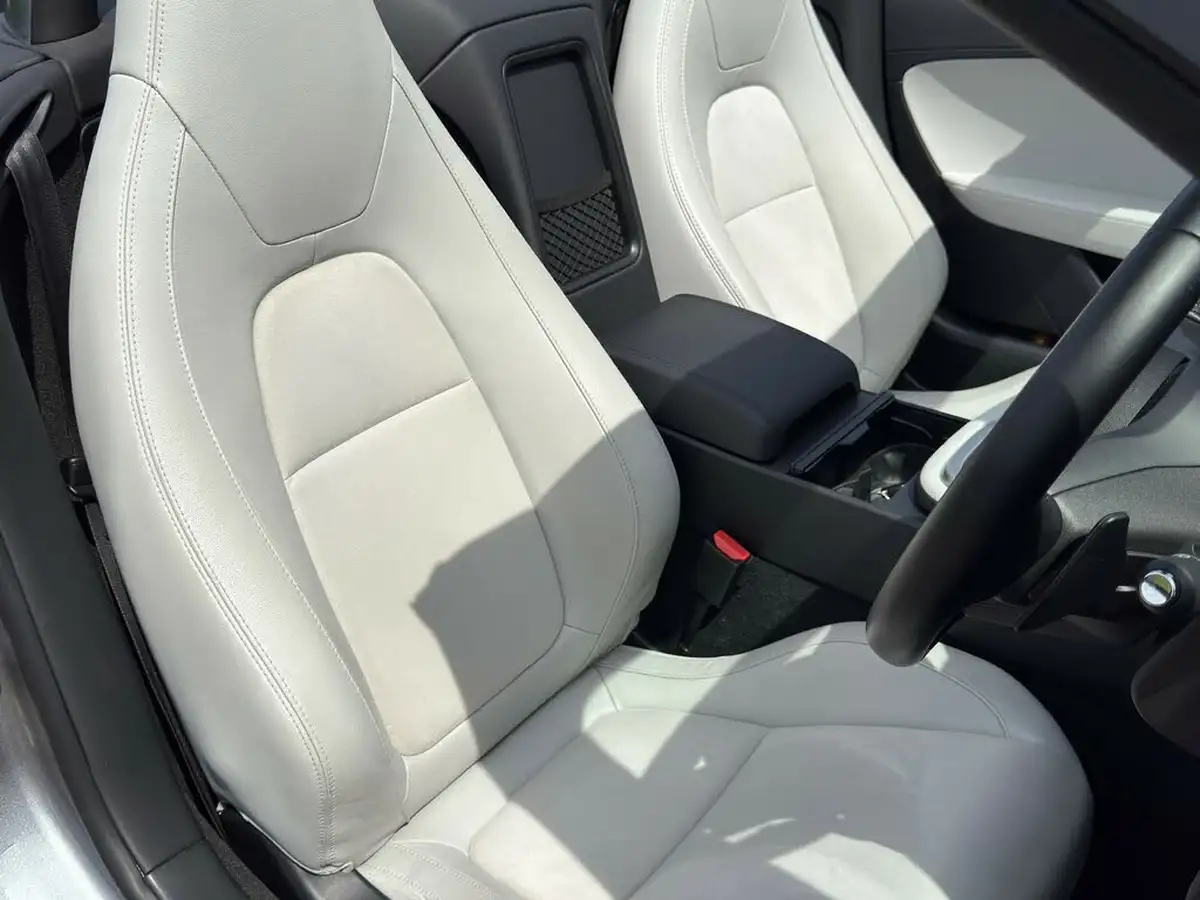 2013-jaguar-f-type-30-big-22