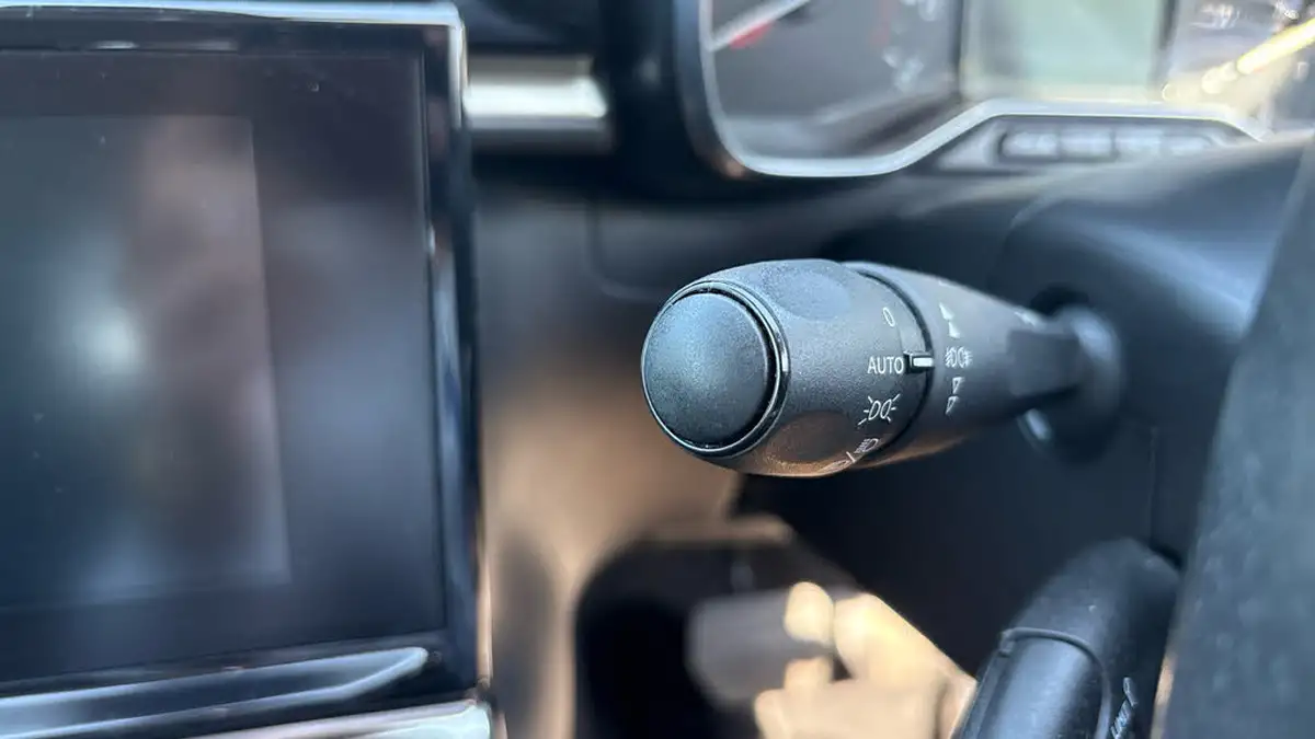 2018-citroen-c3-12-puretech-flair-110ps-ss-eat6-big-26