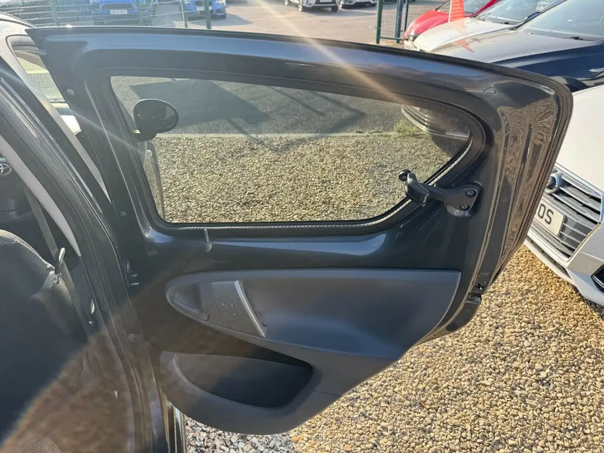 2012-toyota-aygo-10-aygo-go-5d-big-31