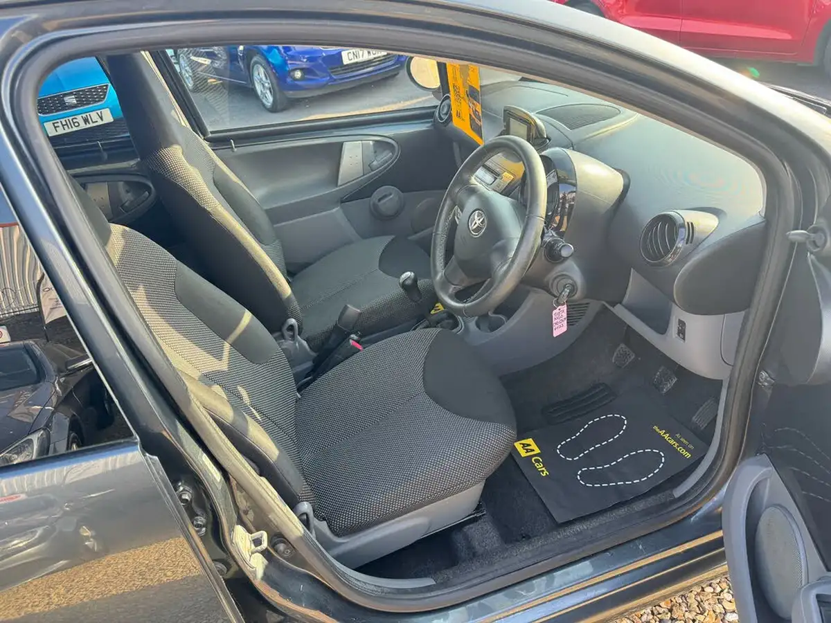 2012-toyota-aygo-10-aygo-go-5d-big-7