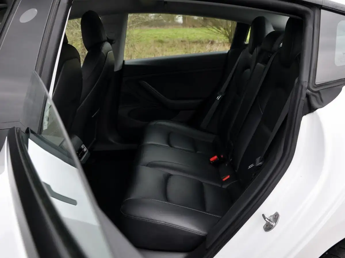 2020-tesla-model-3-e-long-range-big-14
