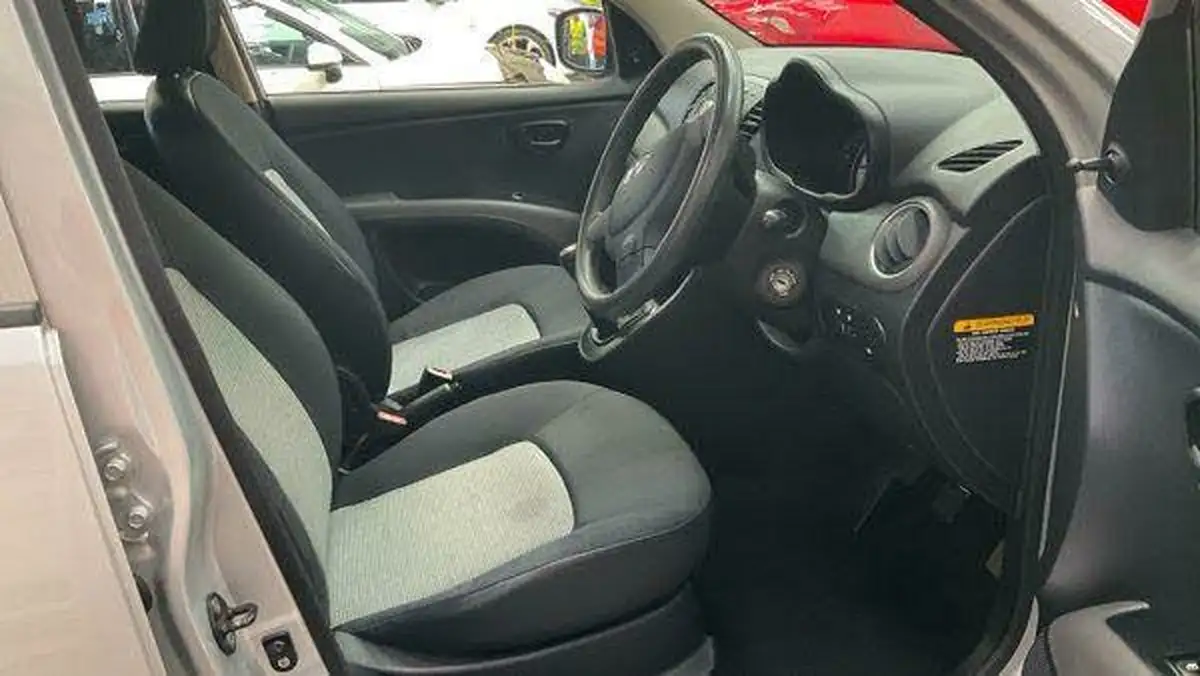 2010-hyundai-i10-12-classic-big-5