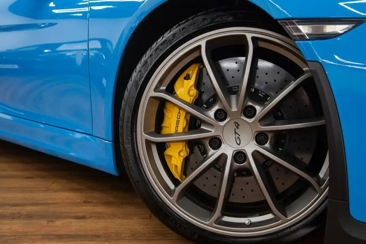 2016-porsche-cayman-38-gt4-big-5