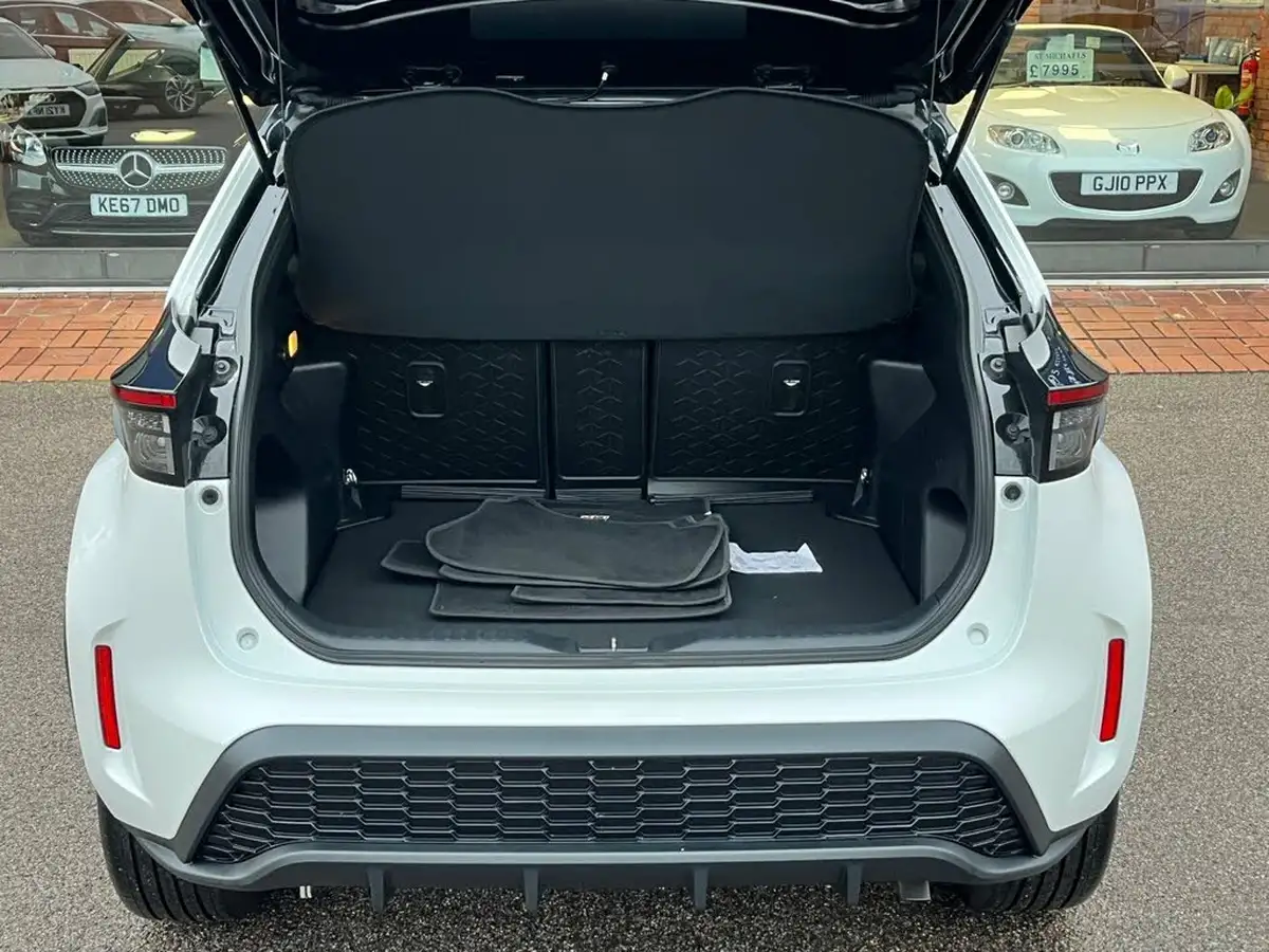 2023-toyota-yaris-cross-15-vvt-i-gr-sport-big-59