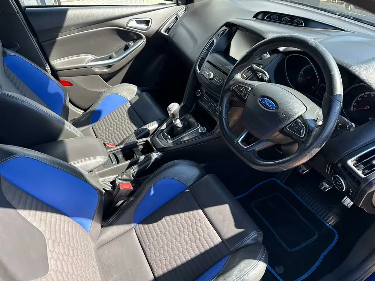 2016-ford-focus-20tdci-st2-hatchback-big-14