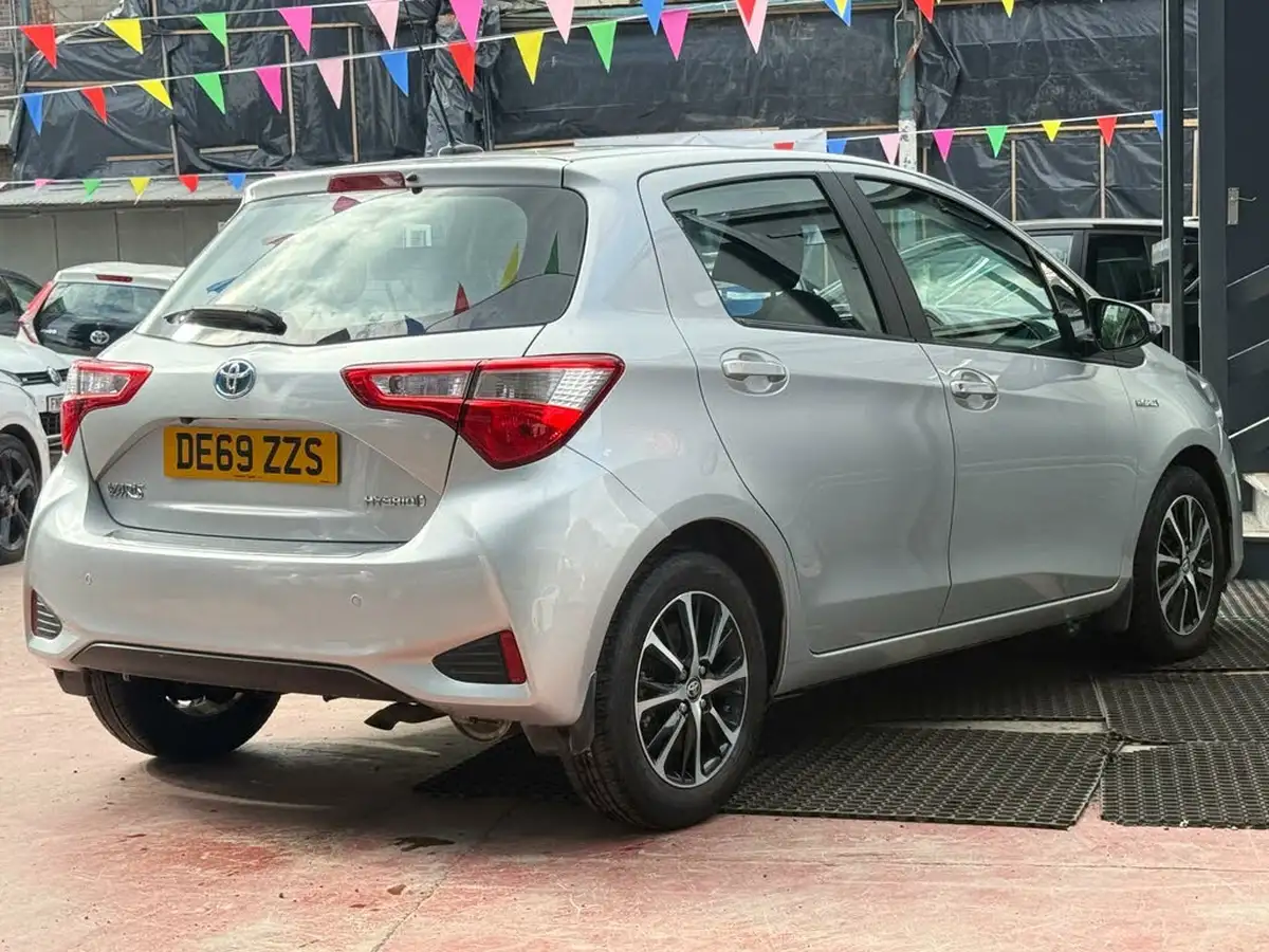 2019-toyota-yaris-15-vvt-i-icon-tech-98bhp-hybrid-1497cc-e-cvt-big-6