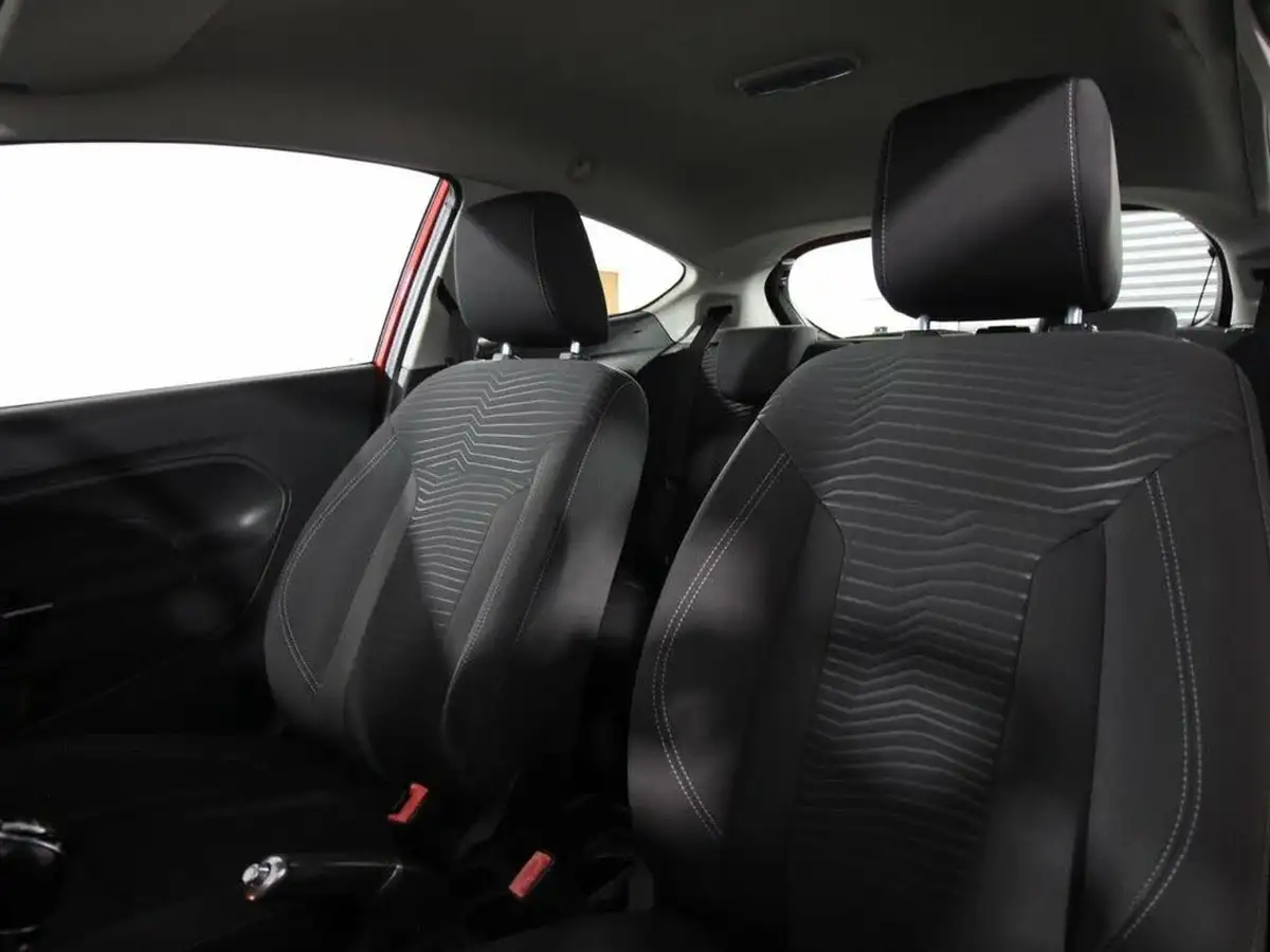 2014-ford-fiesta-10-zetec-100ps-ecoboost-ss-3d-big-11