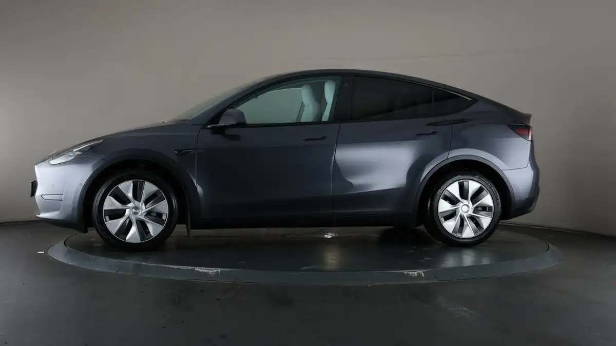 2022-tesla-model-y-e-long-range-big-31