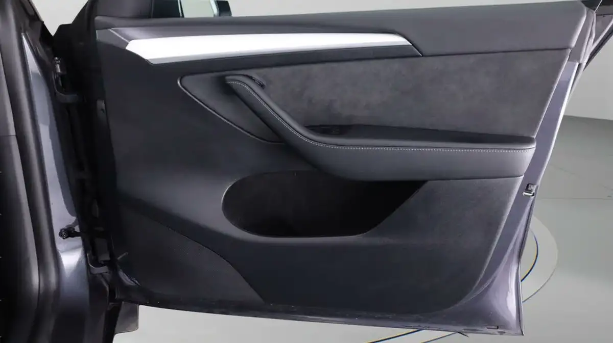 2022-tesla-model-y-e-long-range-big-15