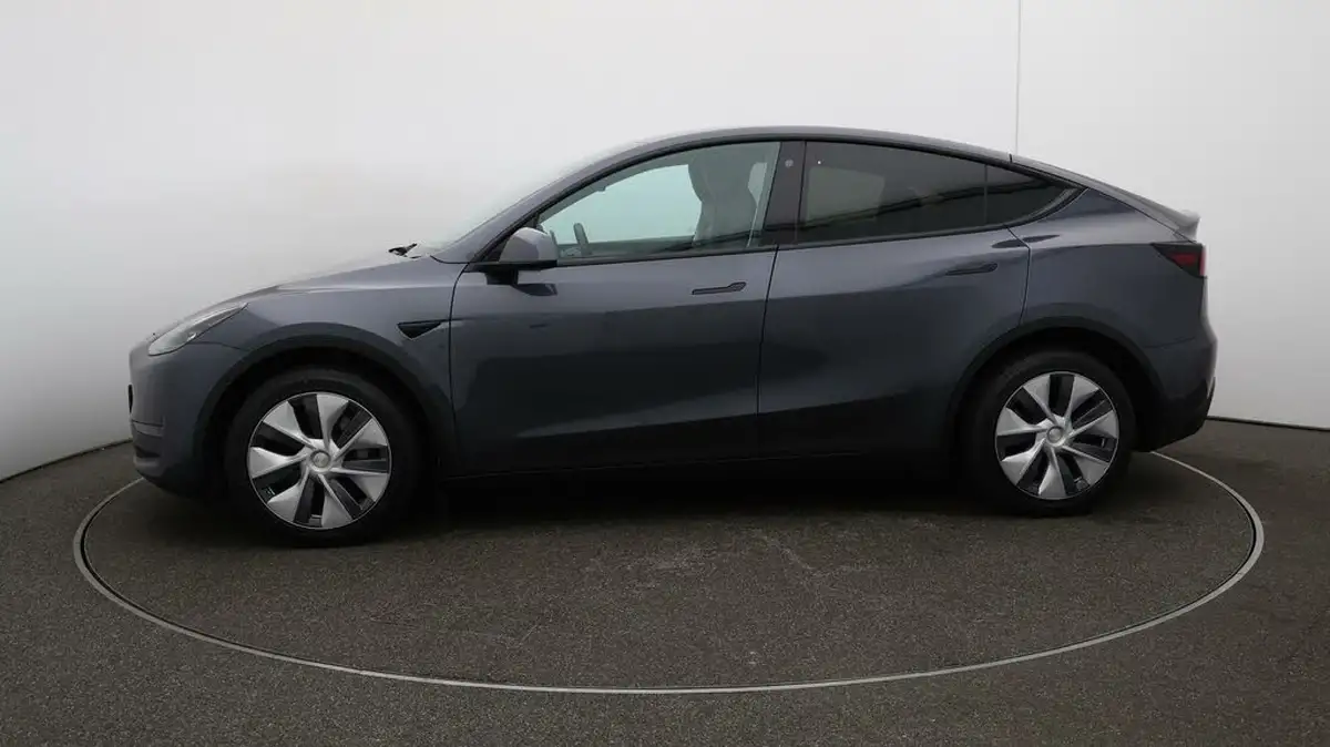 2022-tesla-model-y-e-long-range-big-65