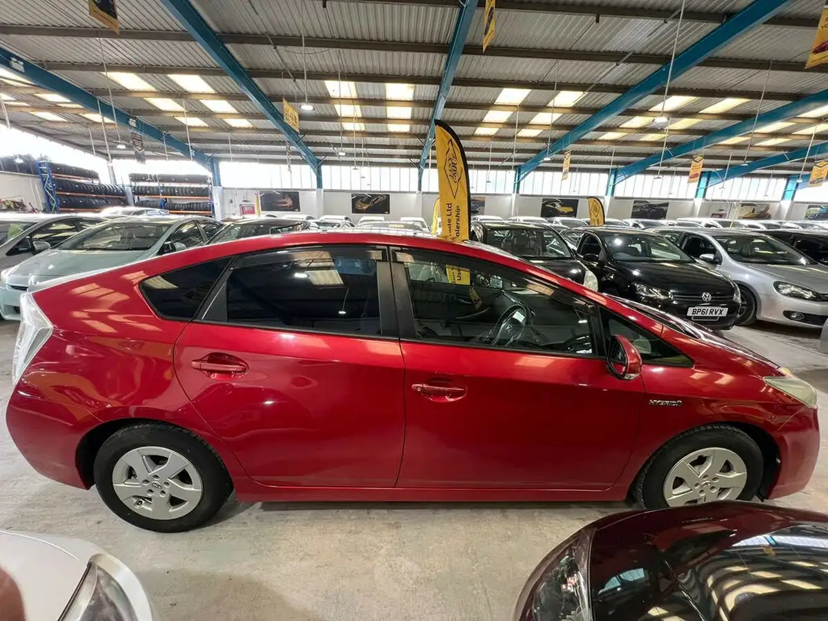 2010-toyota-prius-big-10