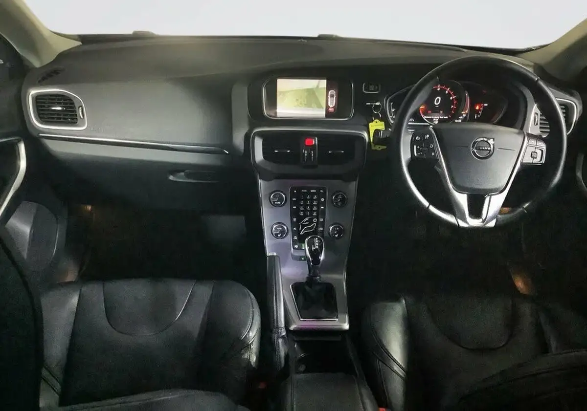 2018-volvo-v40-15-t3-inscription-big-1
