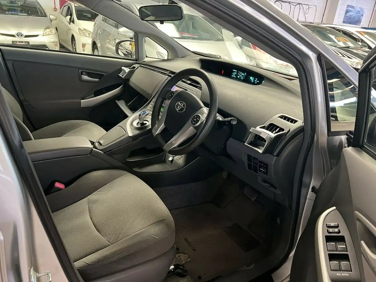 2010-toyota-prius-big-4