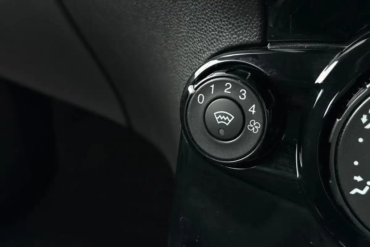2017-ford-fiesta-125-zetec-3d-big-56
