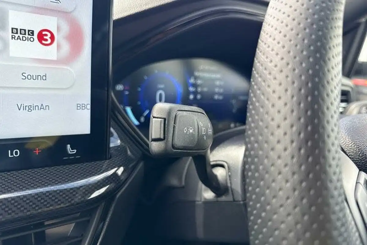 2022-ford-focus-23t-st-hatchback-big-13