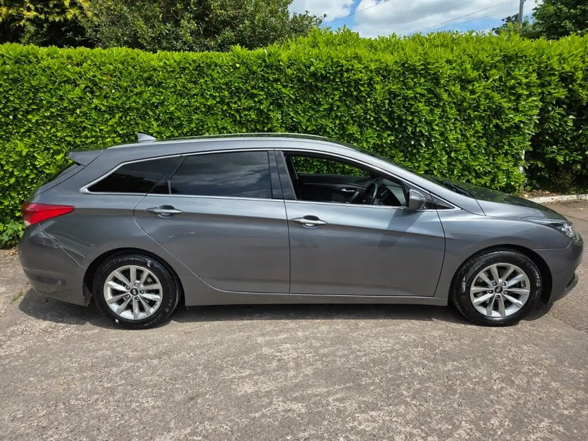 2016-hyundai-i40-17crdi-se-nav-115ps-estate-5d-big-1