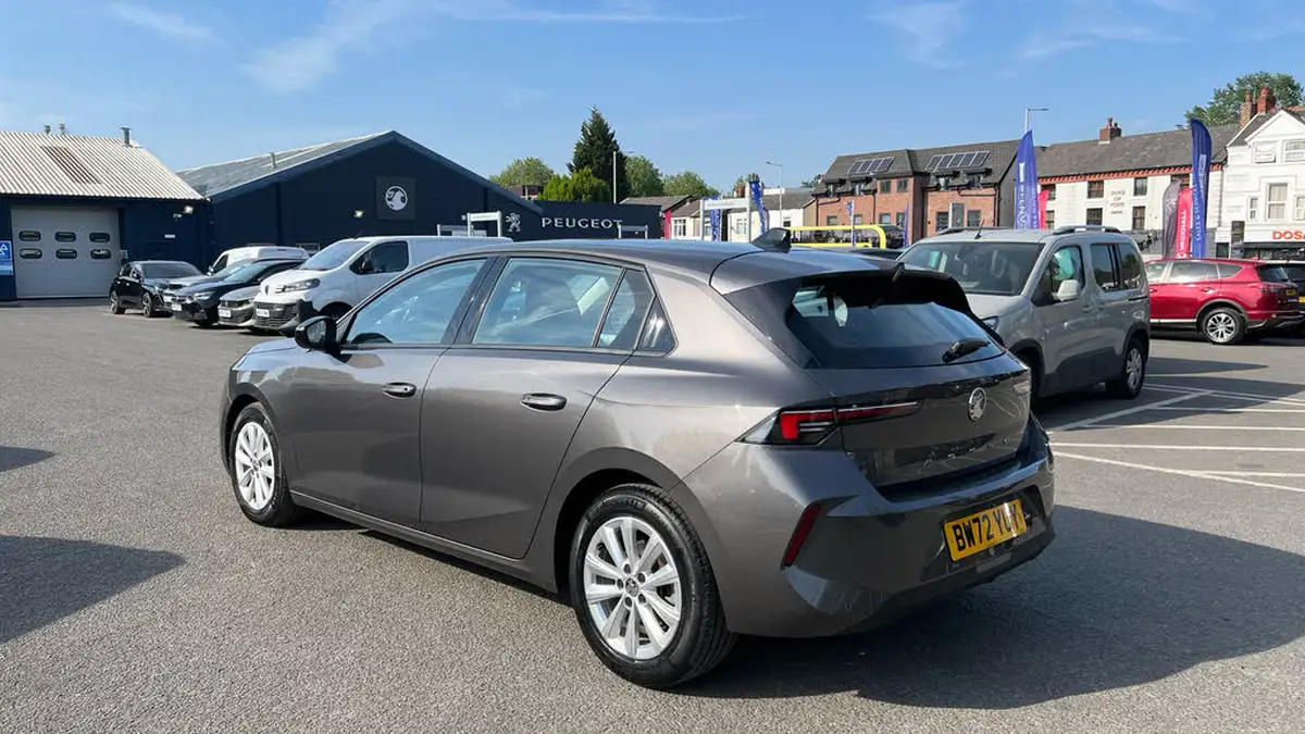 2023-vauxhall-astra-15-turbo-d-design-hatchback-big-4