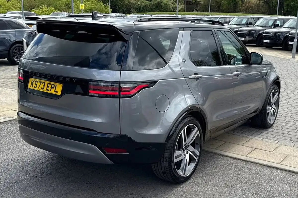 2023-land-rover-discovery-30-d300-dynamic-hse-big-22