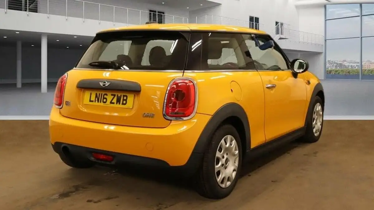 2016-mini-cooper-12-one-3d-auto-big-7