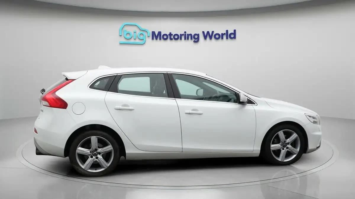 2018-volvo-v40-20-t3-r-design-nav-plus-big-8