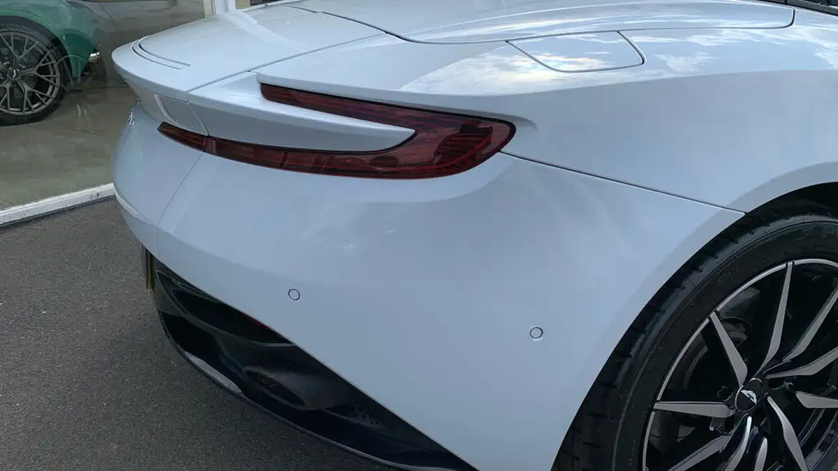 2021-aston-martin-db11-40-v8-503bhp-big-7