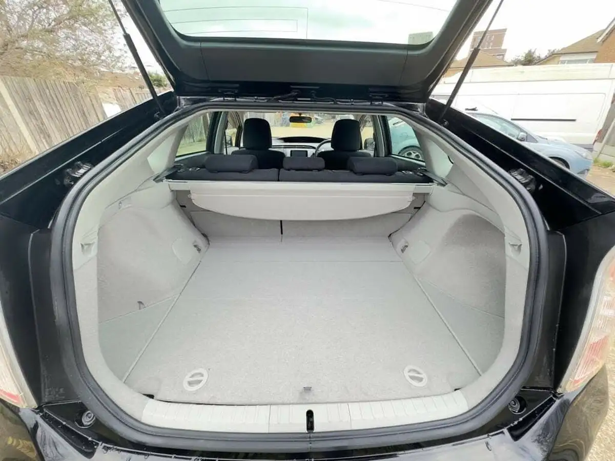 2012-toyota-prius-big-29