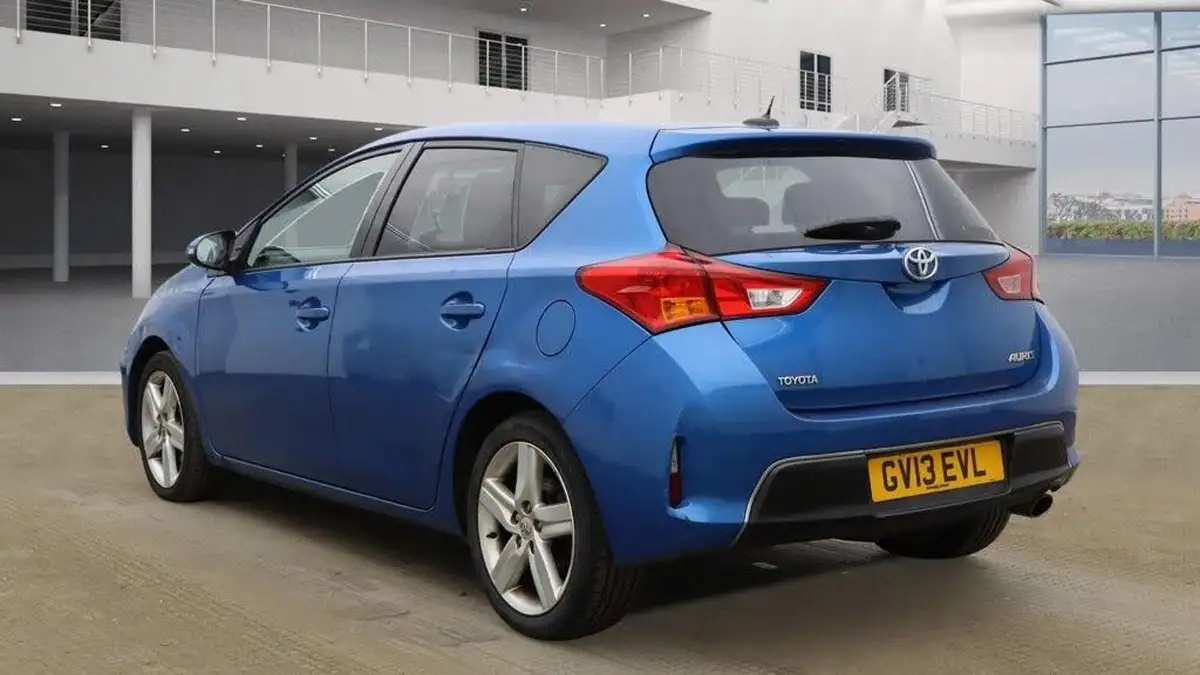 2013-toyota-auris-16-sport-hatchback-multidrive-s-big-8