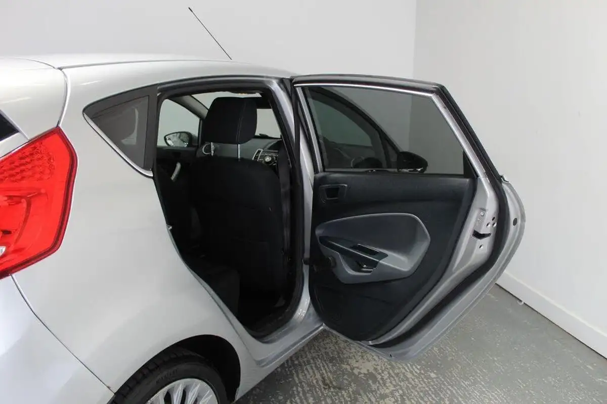 2011-ford-fiesta-16td-titanium-dpf-5d-big-23
