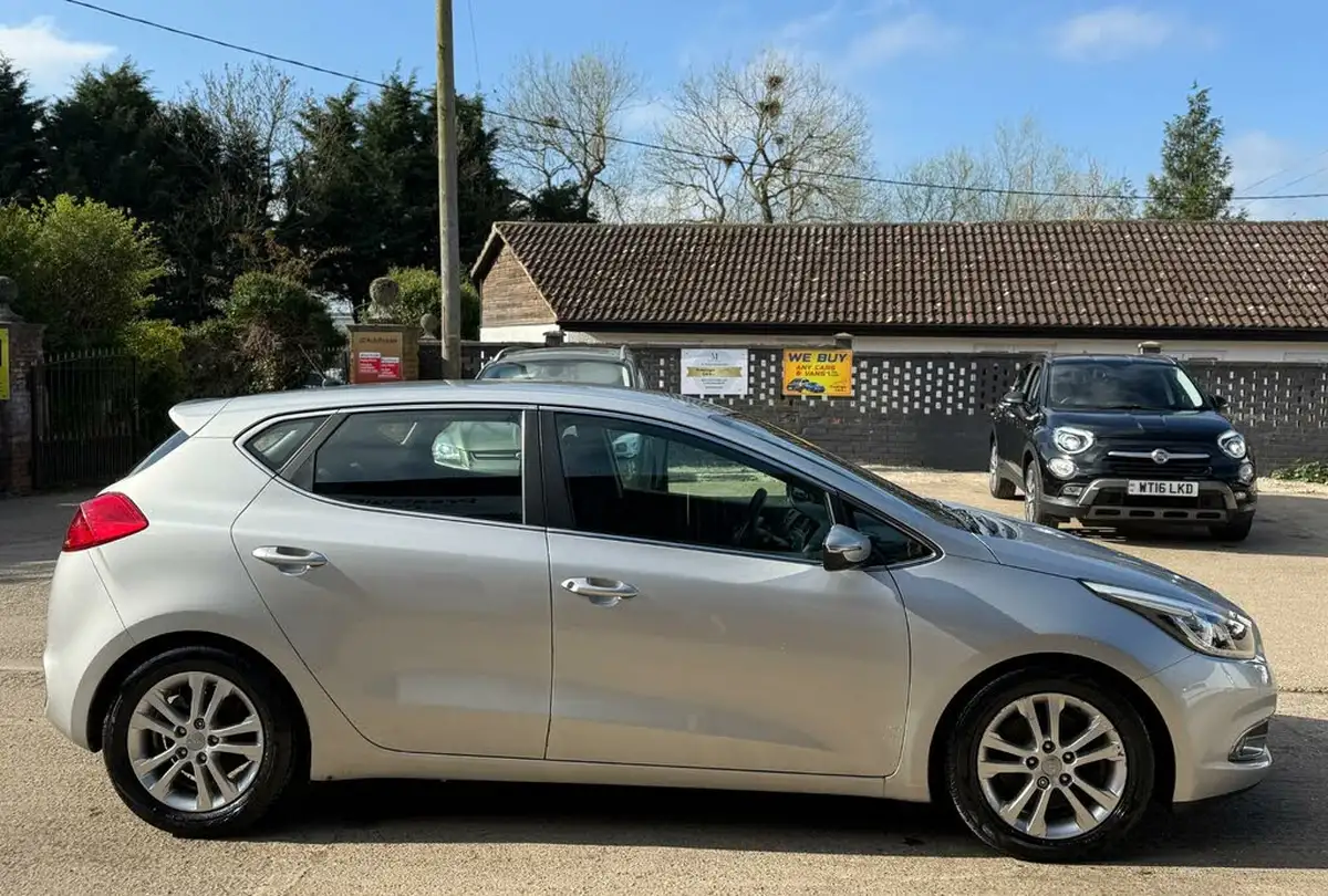 2013-kia-ceed-16crdi-2-hatchback-big-9