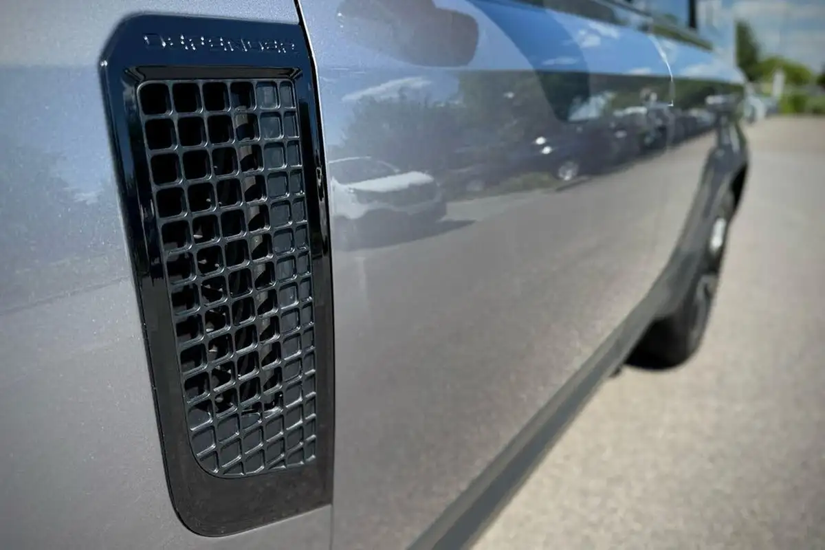 2023-land-rover-110-defender-30-d300-hse-big-17