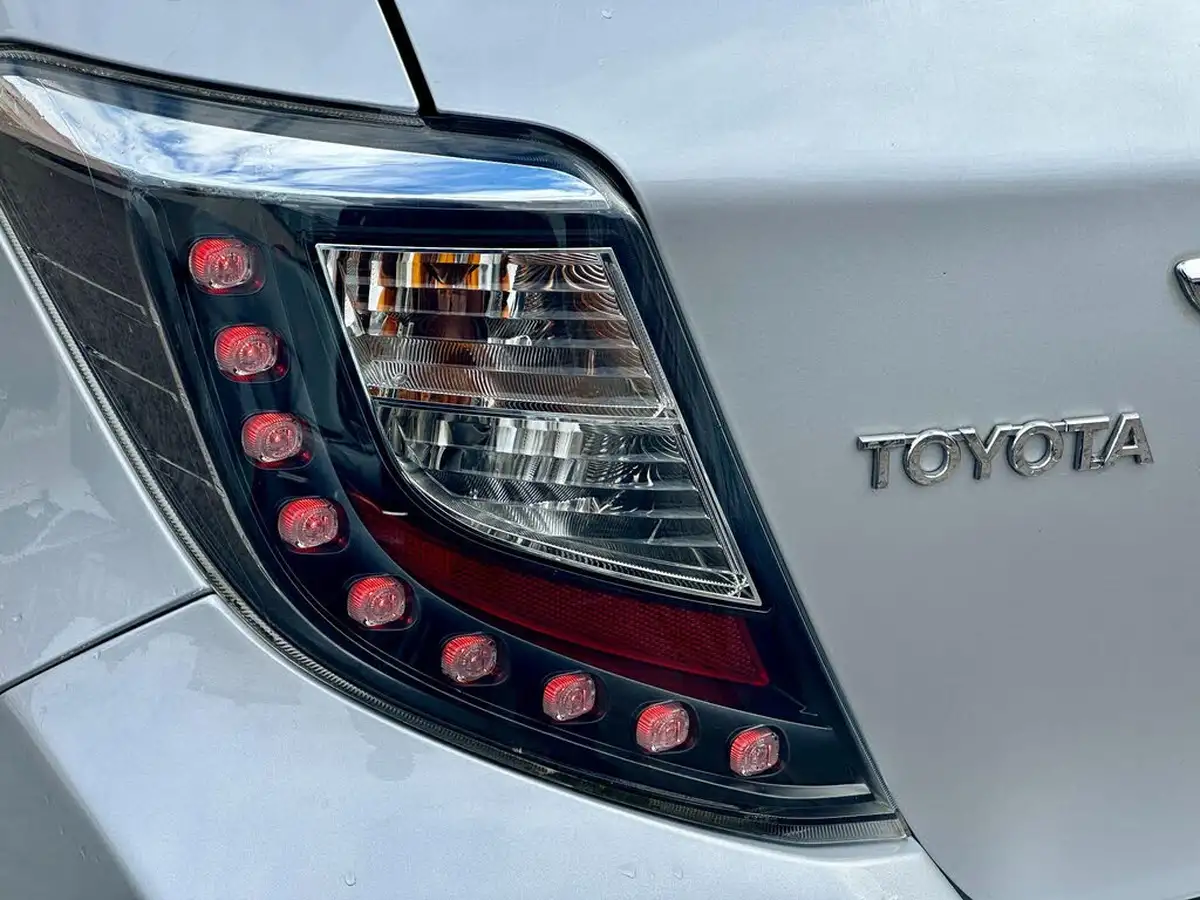 2012-toyota-yaris-15-vvt-i-t4-big-50