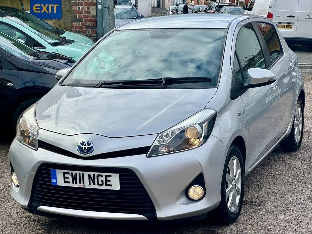 2012-toyota-yaris-15-vvt-i-t4-big-2