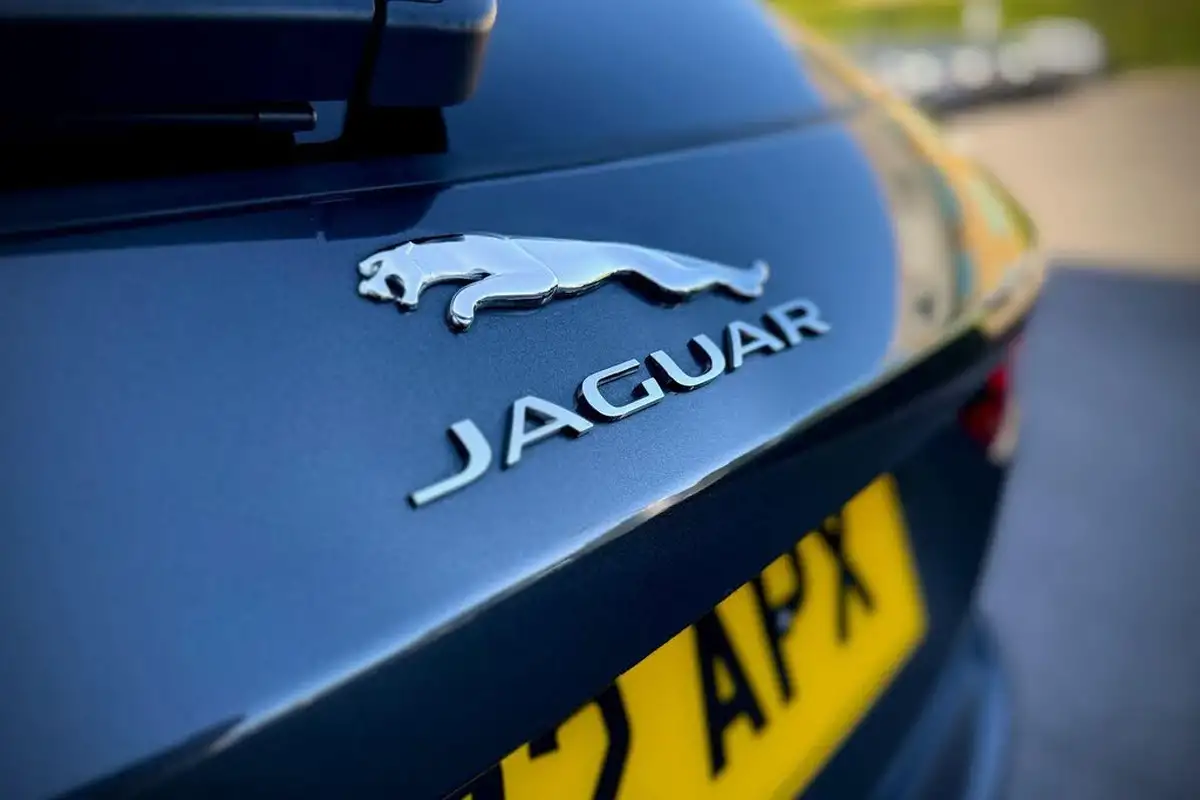 2022-jaguar-f-pace-20-p250-r-dynamic-se-big-16