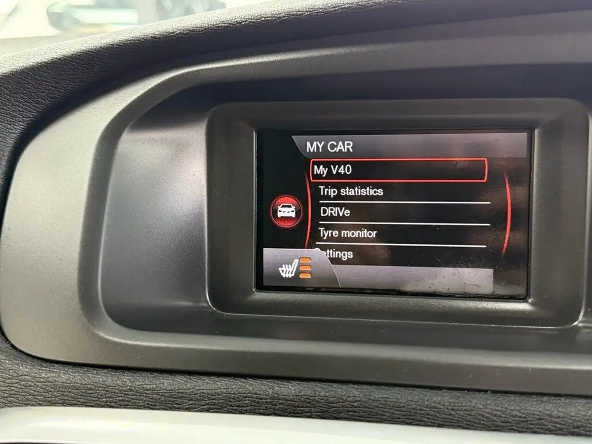 2016-volvo-v40-20-t2-r-design-big-37