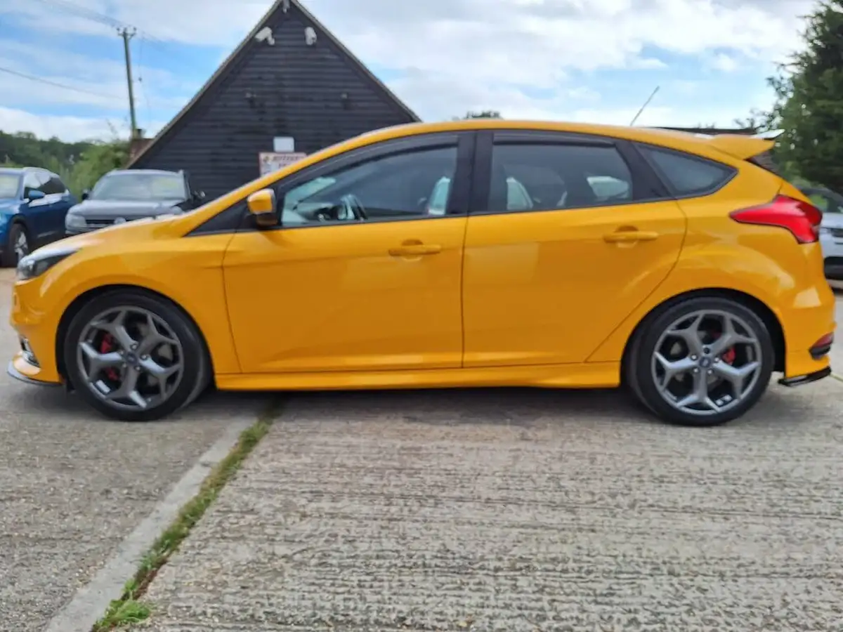 2015-ford-focus-20-st3-t-hatchback-big-3