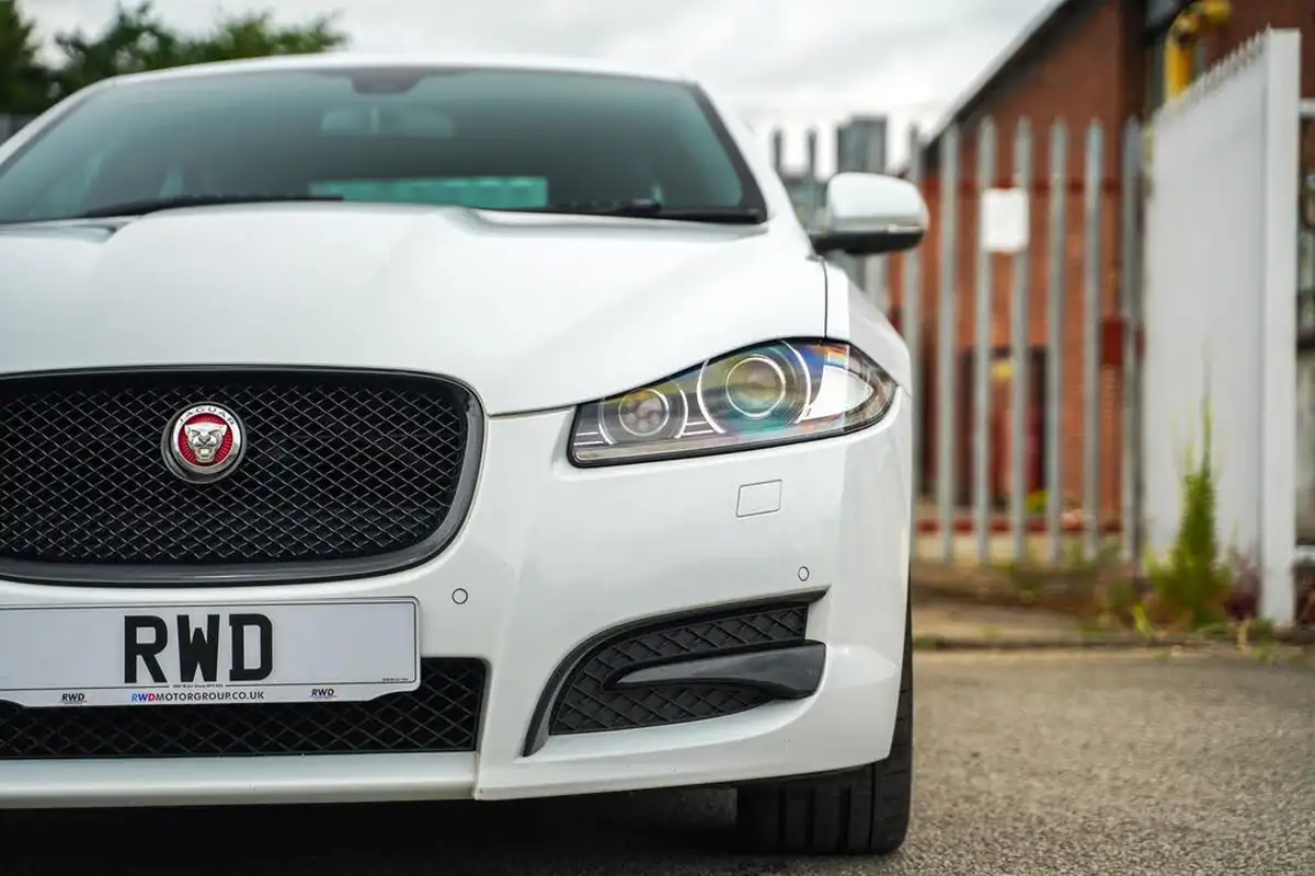 2015-jaguar-xf-22td-r-sport-black-saloon-4d-big-10