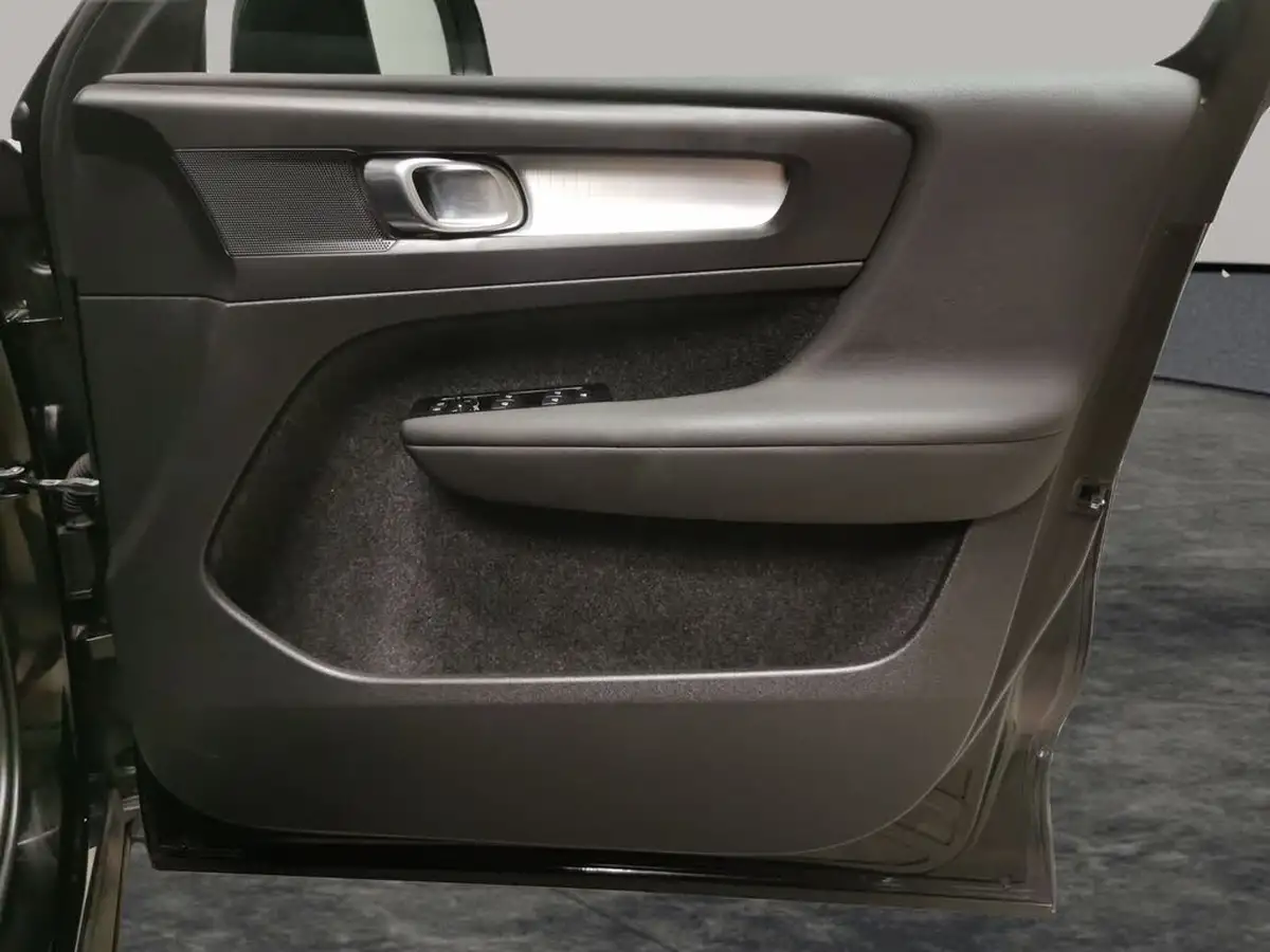 2022-volvo-xc40-15-t3-momentum-auto-big-40