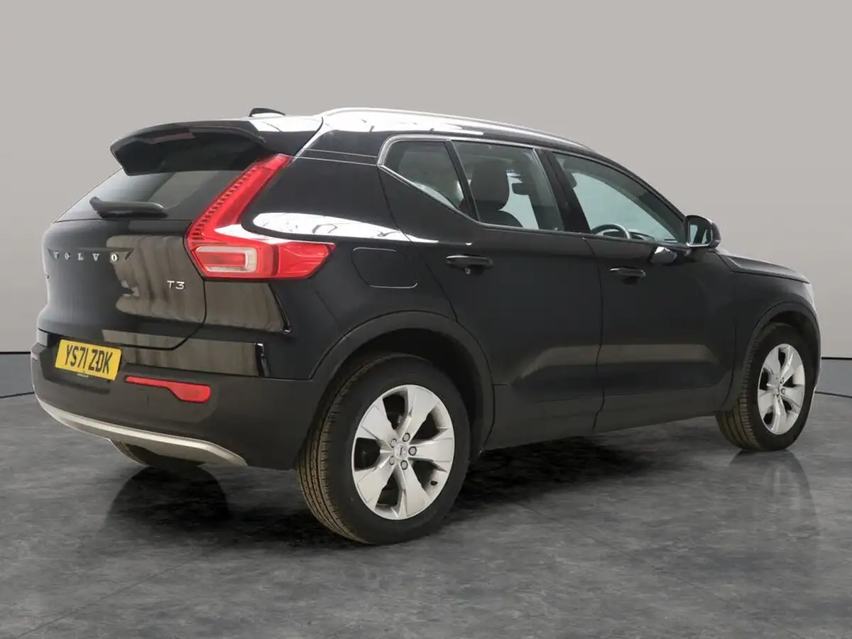 2022-volvo-xc40-15-t3-momentum-auto-big-12